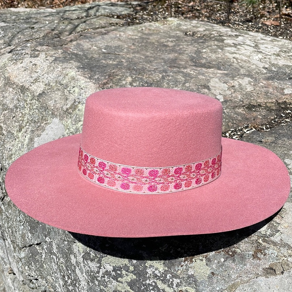 New with tags lack of color wide brim hat size XL (61cm)